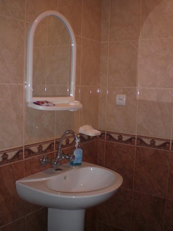 Guest House Nona Kʼutʼaisi Quarto foto
